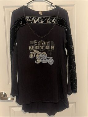 We The Free Black Long-Sleeve V-Neck Graphic Top with Lace Sleeves